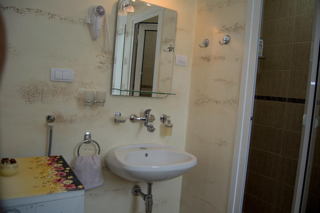 Guest House A'Storia Ruma Bagian luar foto