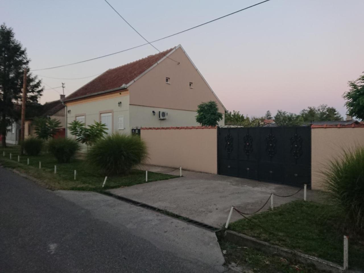 Guest House A'Storia Ruma Bagian luar foto